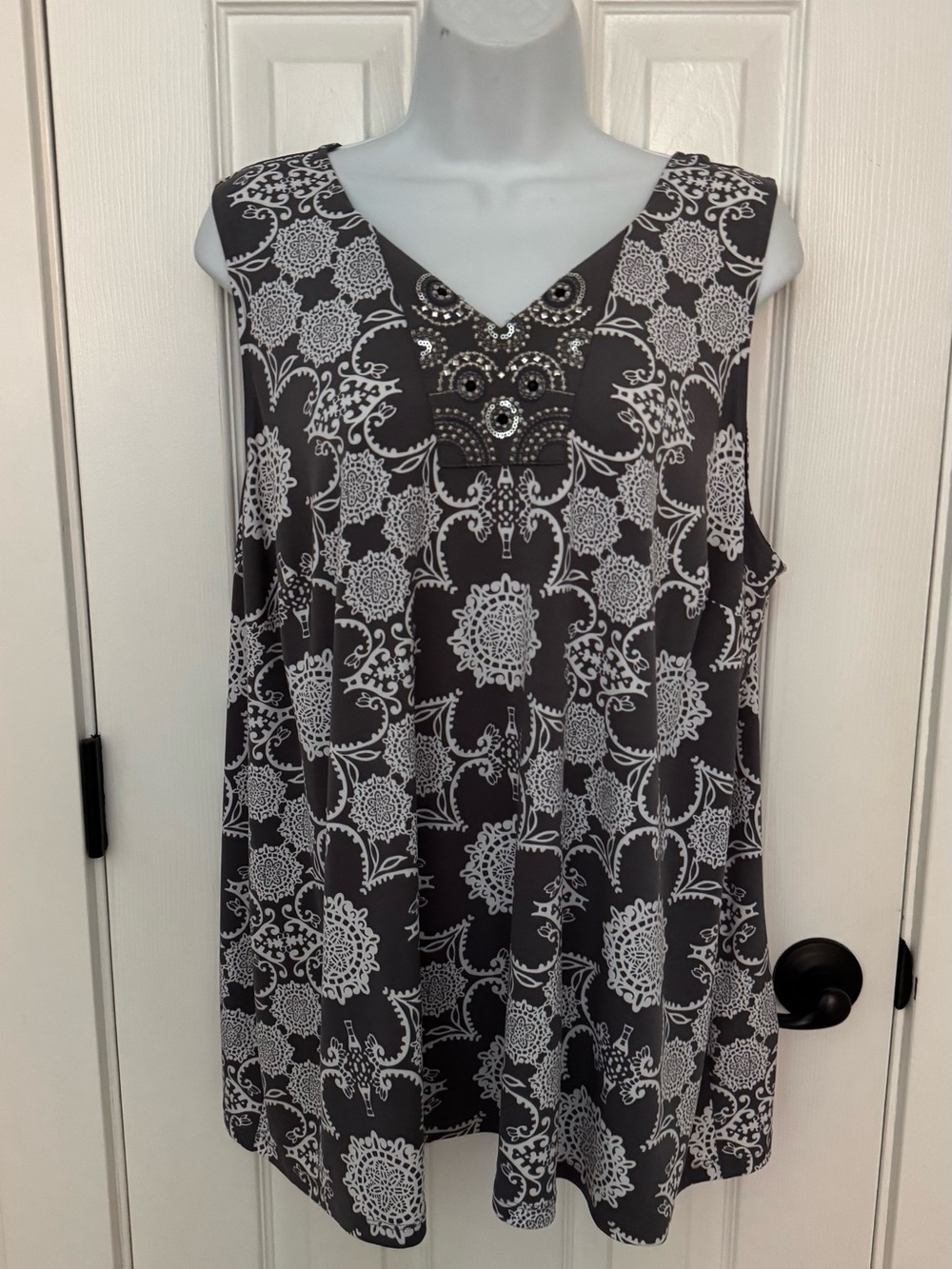 Beaded V-Neck Printed Sleeveless Tank Top - Gray/White